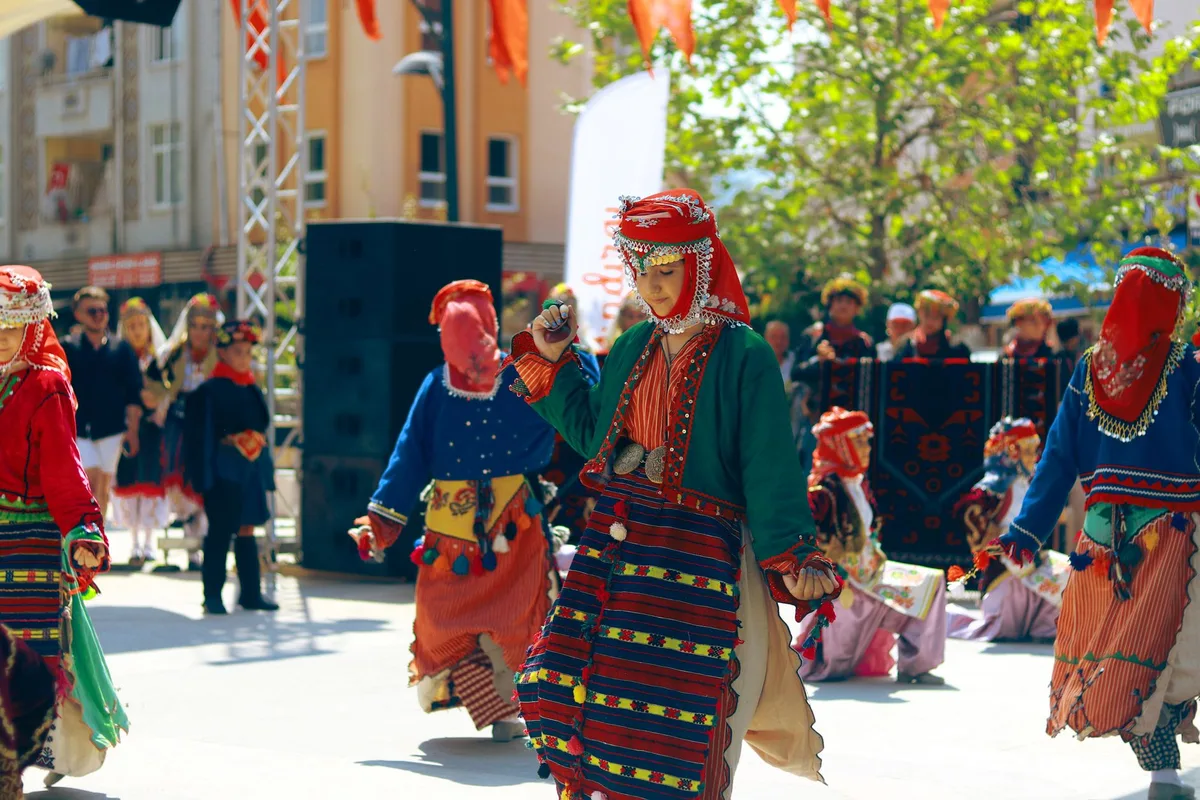 Grupo de dan&ccedil;arinos em trajes tradicionais durante apresenta&ccedil;&atilde;o de folclore