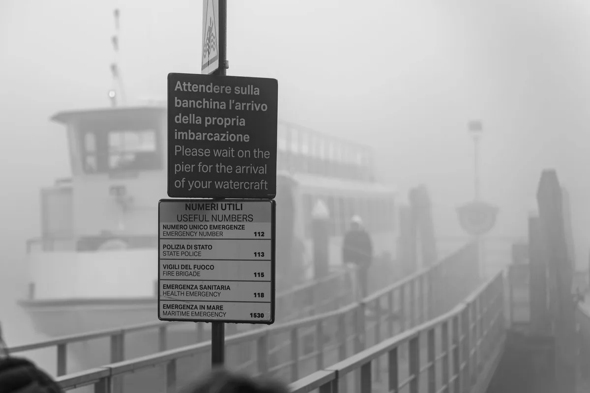 Operação de resgate marítimo com passageiros sendo evacuados de um ferry em chamas para embarcações de salvamento