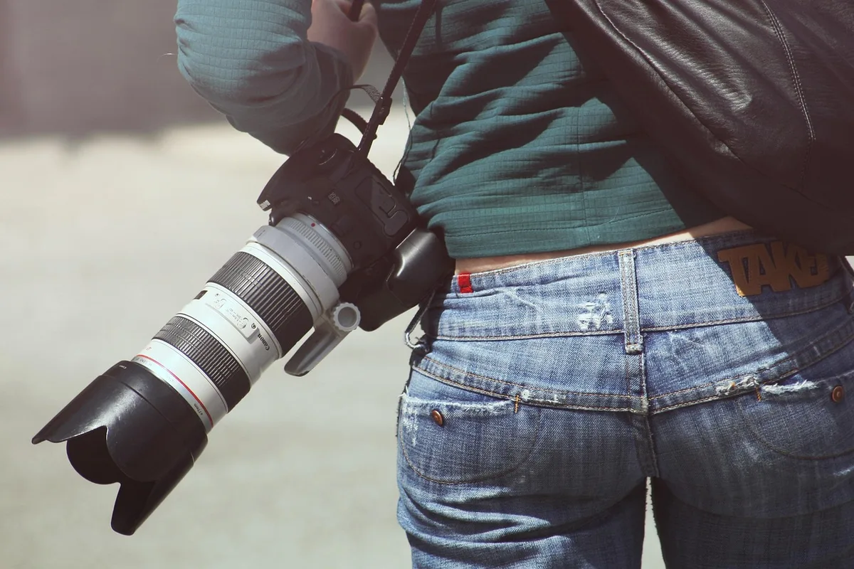 Fotógrafo profissional a trabalhar com câmara e equipamento técnico num estúdio