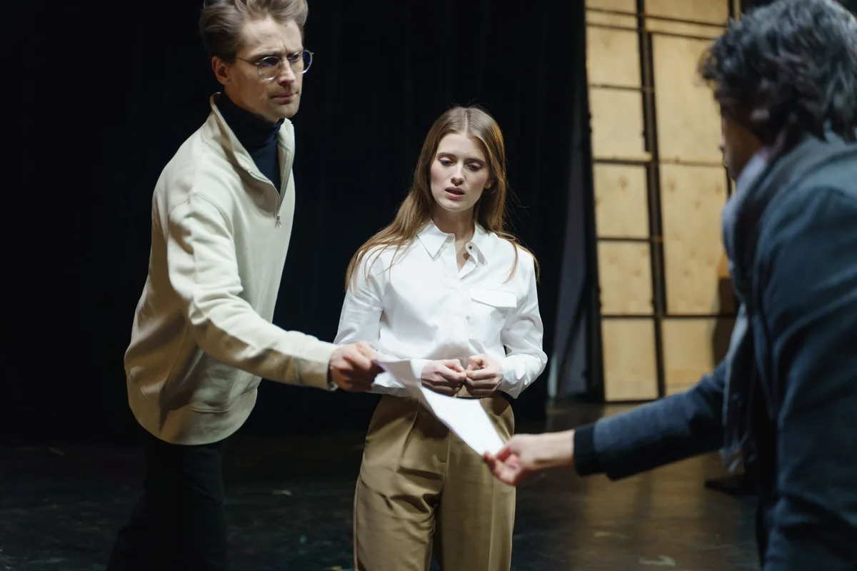 Atores em cena de série dramática de ficção científica