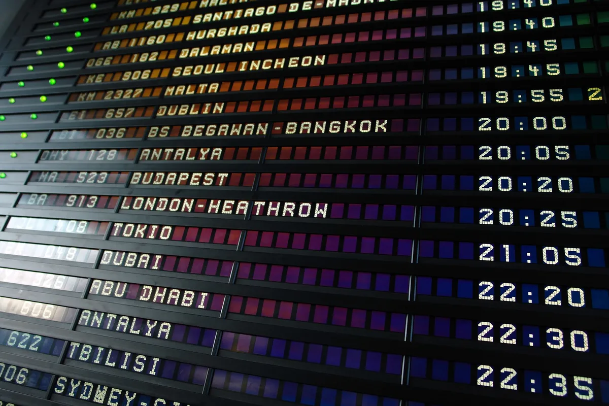 Painel de partidas e chegadas do aeroporto com múltiplos voos listados