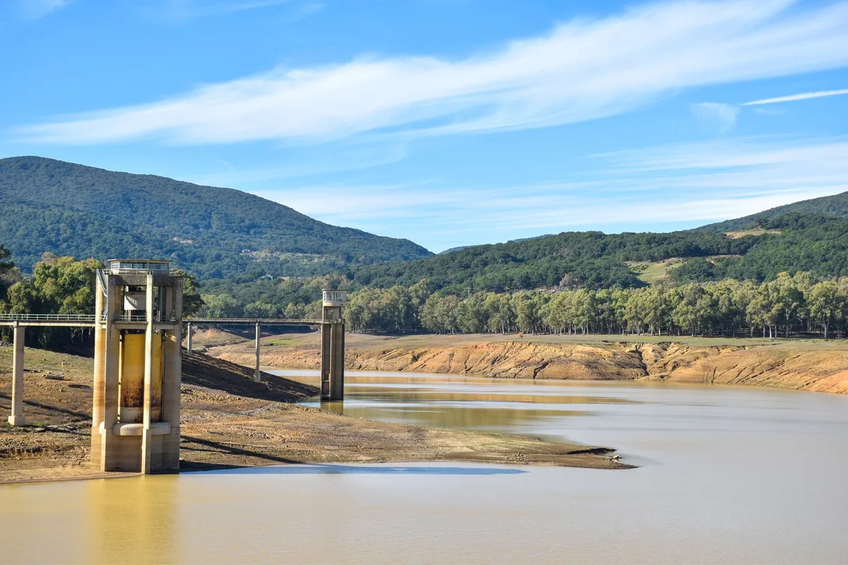 Rio com níveis de água significativamente reduzidos durante período de seca