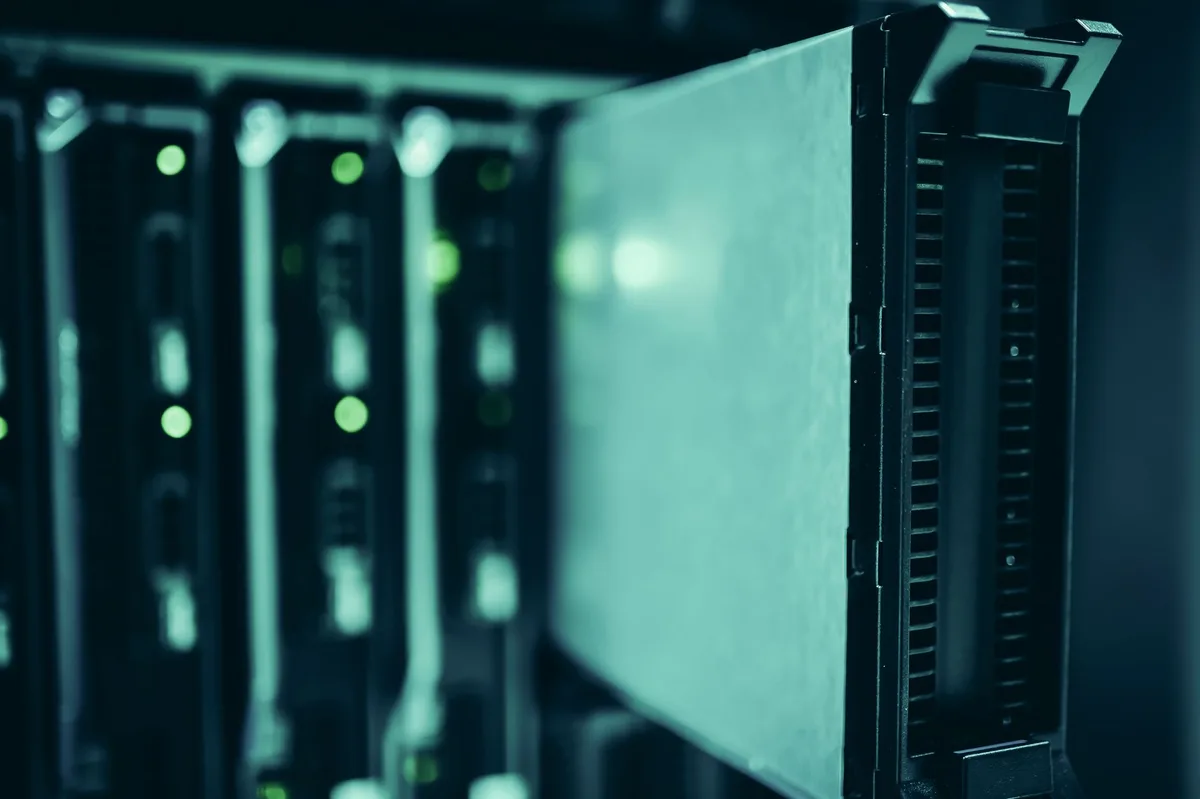 Equipamentos de servidores e infraestrutura de refrigera&ccedil;&atilde;o em um grande data center