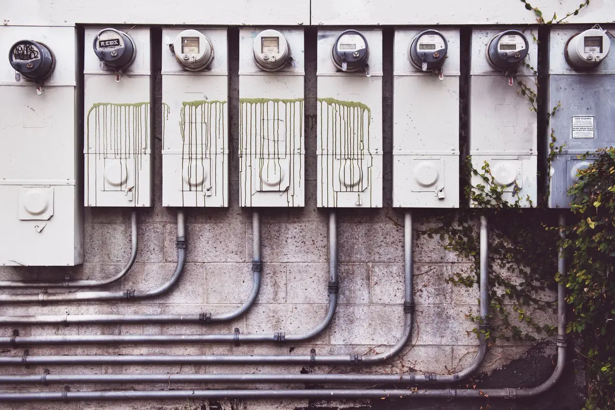 Painéis de distribuição elétrica e sistemas de gestão de energia em instalação industrial
