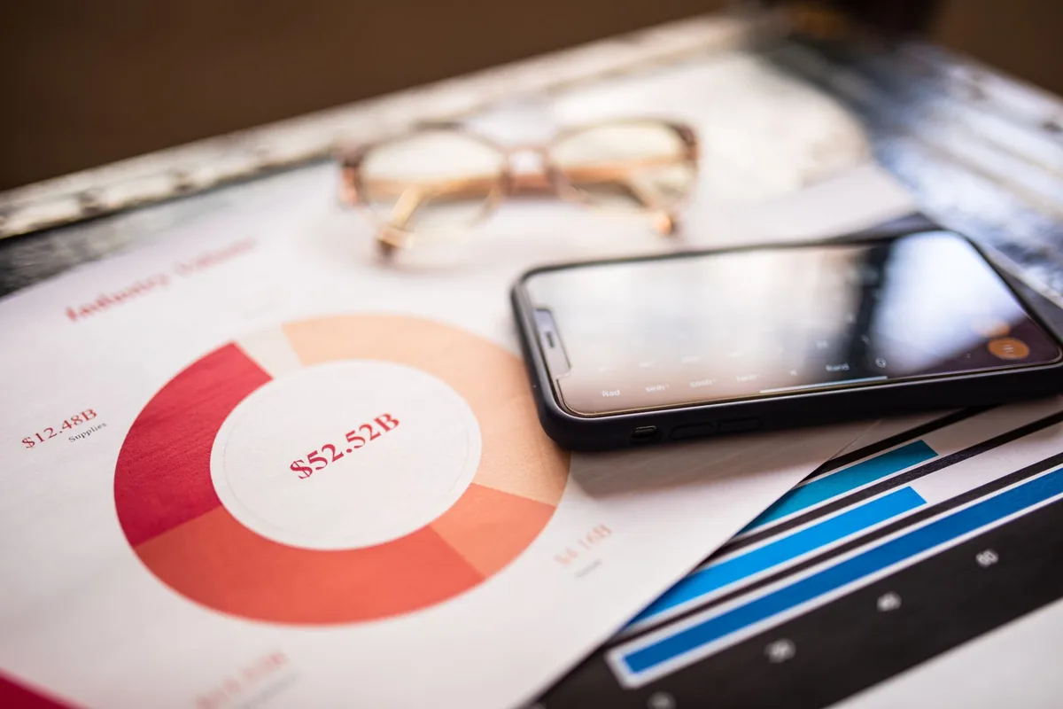 Gráfico mostrando crescimento de vendas de iPhones e análise de resultados financeiros