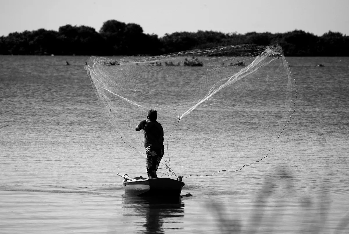 Barcos de pesca em operação no oceano Atlântico