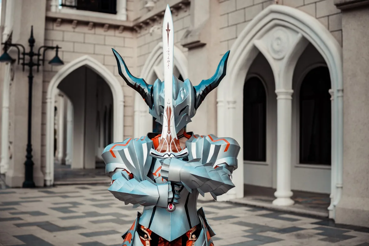 Personagem de fantasia equipado com armadura e armas mágicas em ambiente épico