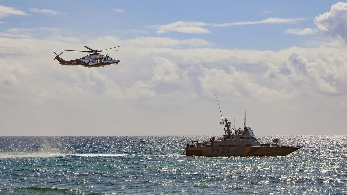Helicóptero de resgate em operação com visibilidade reduzida e nevoeiro