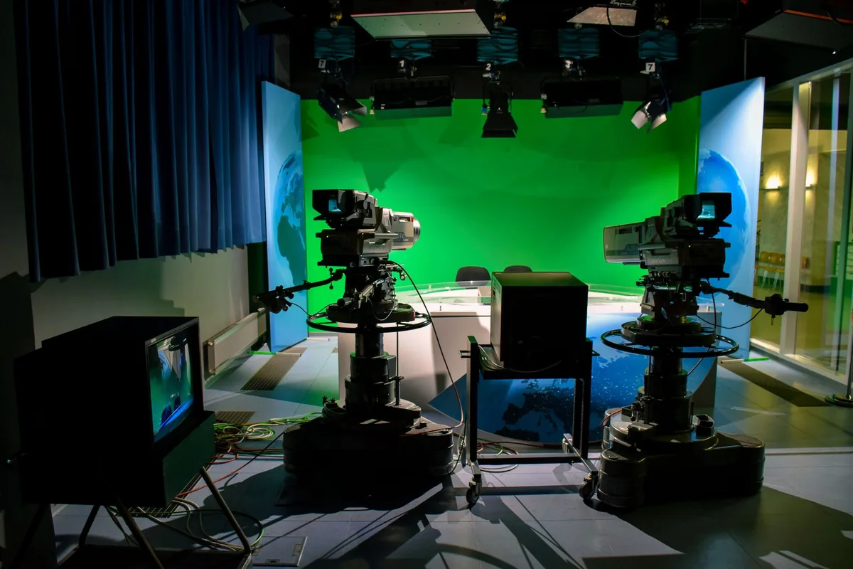 Estúdio de televisão moderno com equipamento técnico avançado