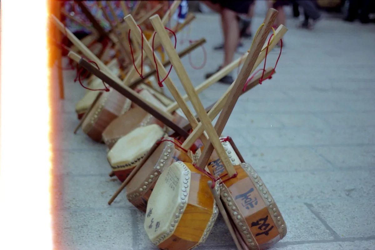 Instrumentos musicais tradicionais e trajes folclóricos expostos como património cultural local