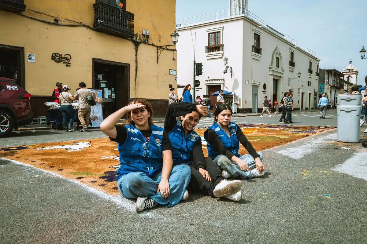 Grupo de volunt&aacute;rios comunit&aacute;rios a preparar decora&ccedil;&otilde;es e estruturas para evento local