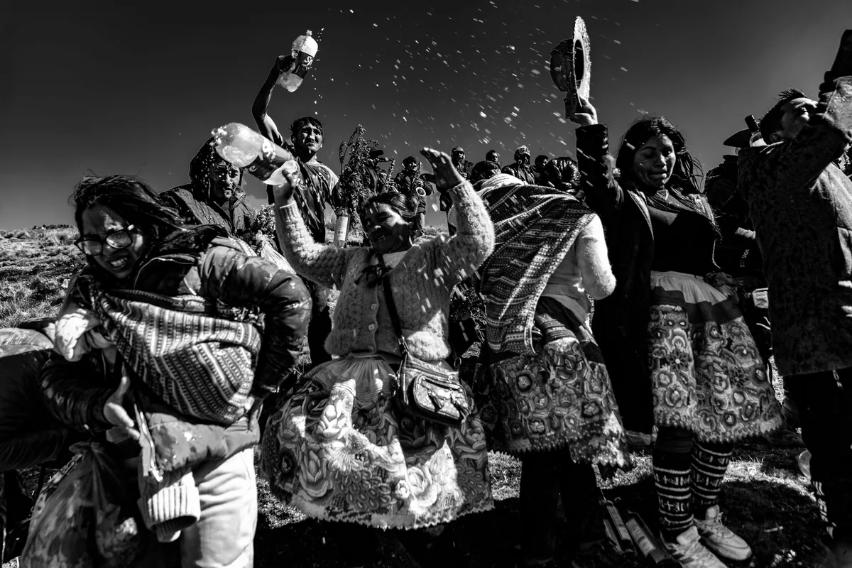 Pessoas de diferentes idades a confraternizar e celebrar num ambiente de convívio comunitário