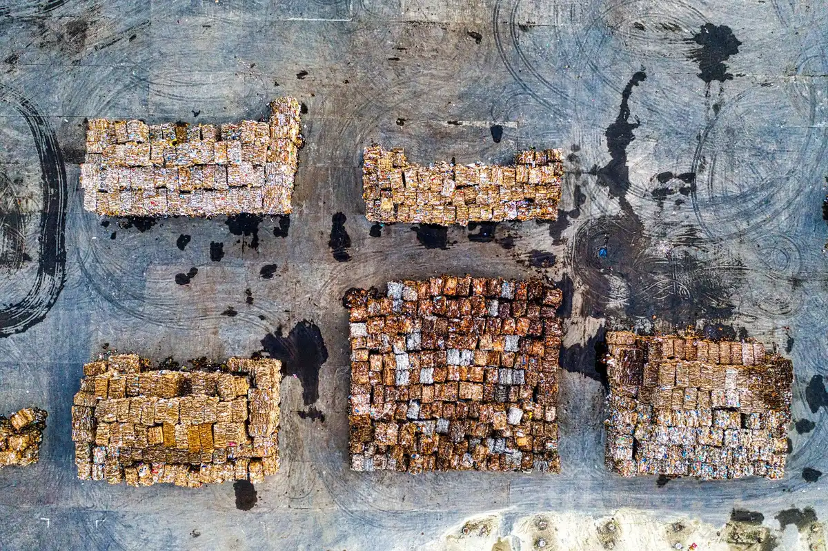 Centro de triagem e separação de materiais recicláveis com papel, plástico e vidro organizados