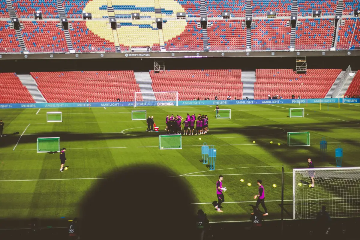 Jogadores em preparação no estádio para a eliminatória da Liga Europa