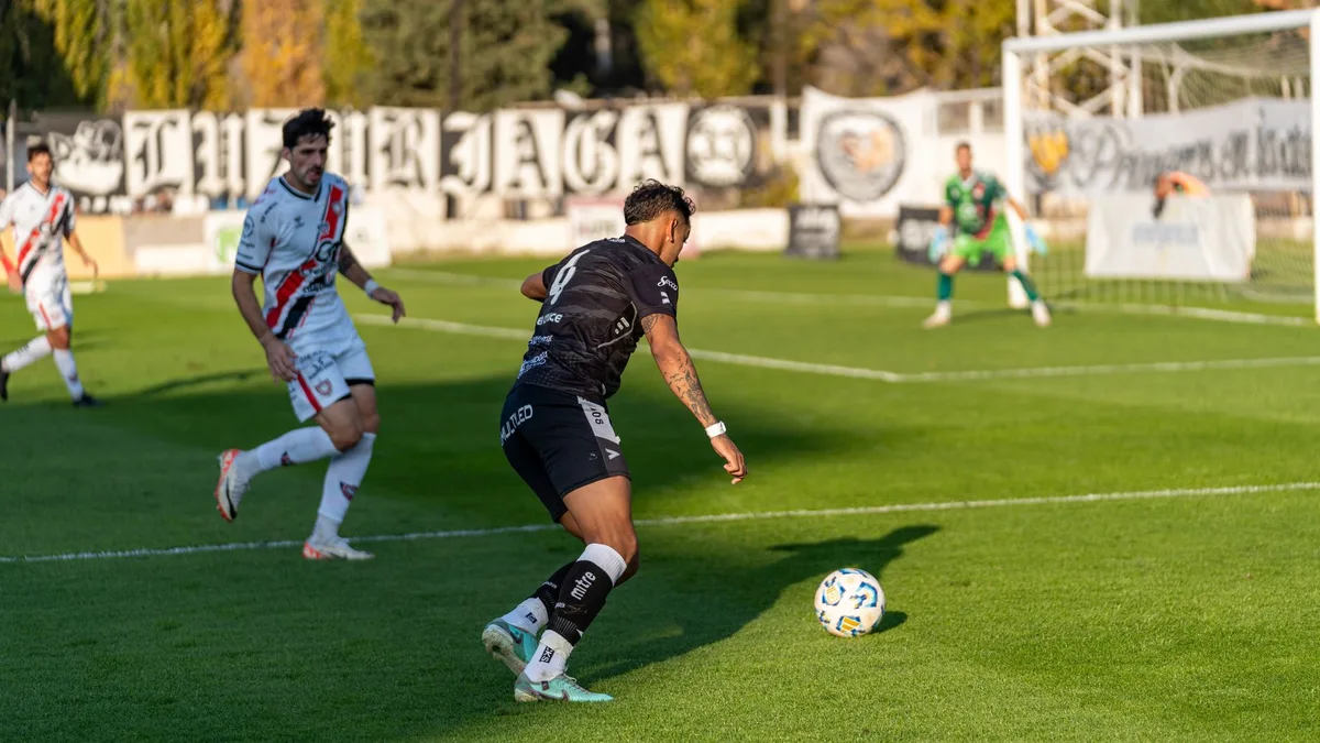 Jogador de futebol durante transferência internacional