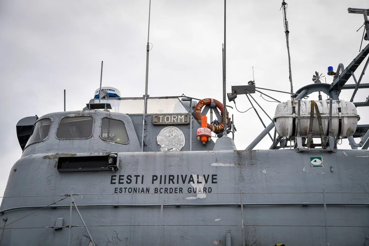 Embarcações de patrulha junto à linha costeira de uma fronteira marítima.