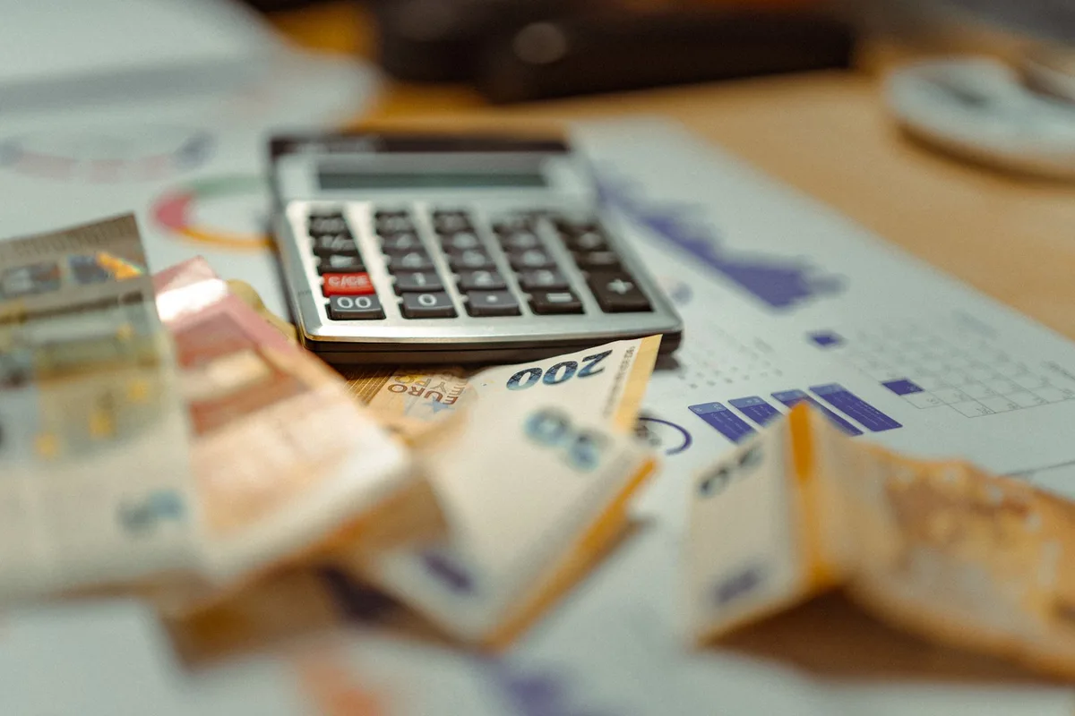 Documentos de programas de financiamento europeu sobre mesa de trabalho, representando apoios à recuperação