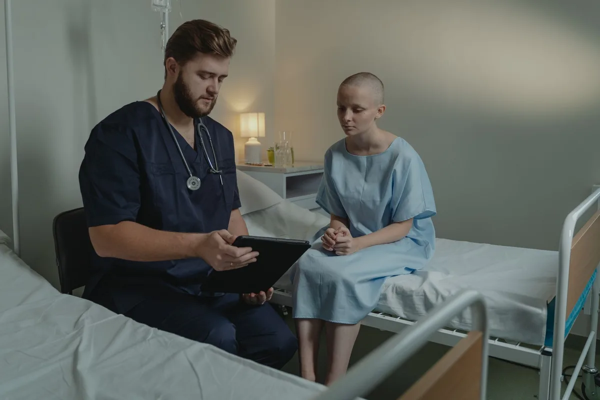 Médico e paciente configurando assistente de IA durante consulta clínica