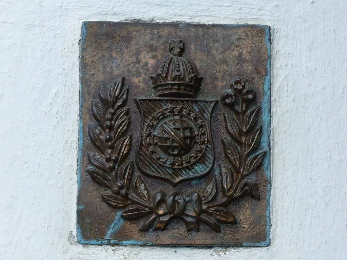 Memorial de pedra em largo de vila portuguesa com arquitetura tradicional
