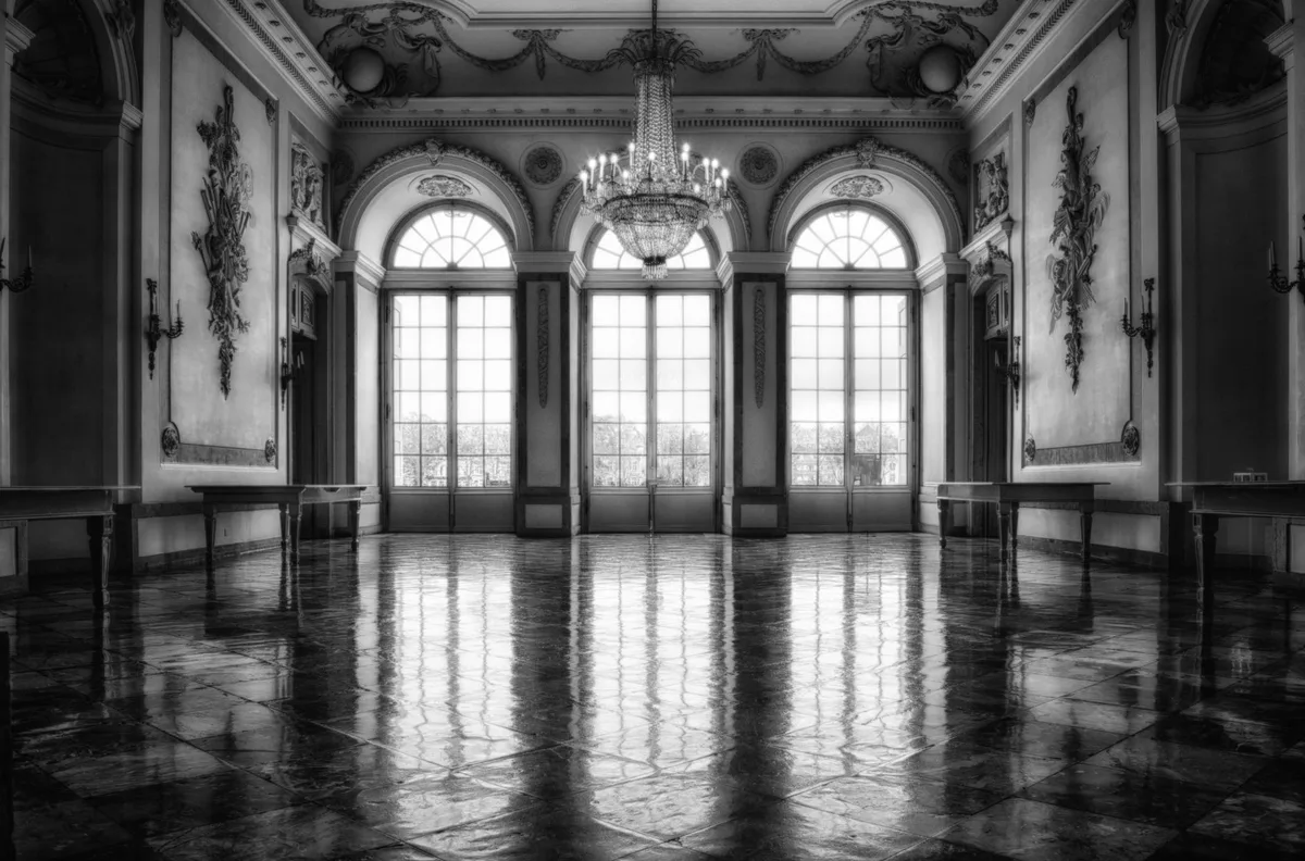 Interior luxuoso de castelo com detalhes arquitet&oacute;nicos hist&oacute;ricos
