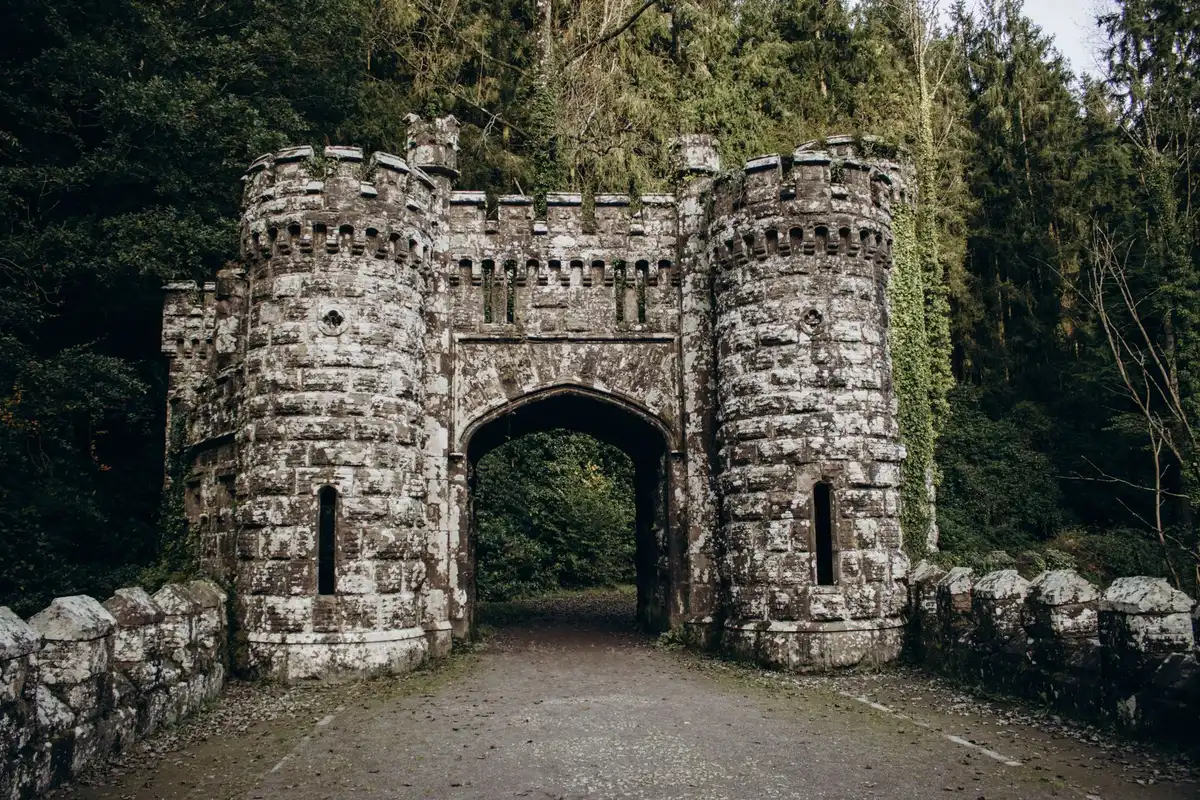 Castelo gótico irlandês com terrenos extensos e paisagem rural ao fundo