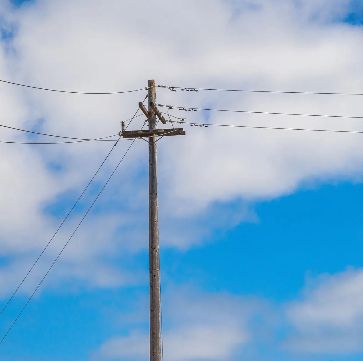 Infraestrutura de rede energética nacional com torres de transmissão.