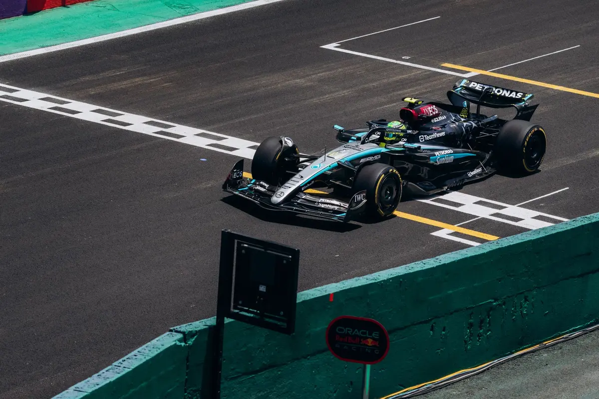 Carro de Fórmula 1 em pista de corrida durante competição.