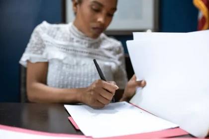 Documentos de reforma em secretária de governo, com relógio marcando urgência de decisões