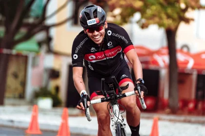 Ciclista em prova de estrada de montanha durante competição de ciclismo