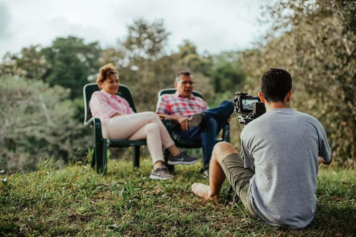 Cena de reconstrução ou entrevista de documentário mostrando perspetiva pessoal de caso judicial