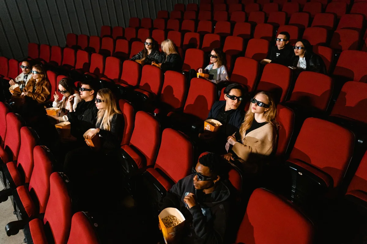 Espectador de cinema a usar óculos inteligentes com câmara durante sessão de filme