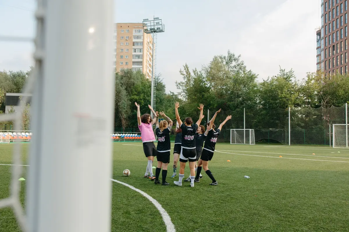 Seleção feminina sub-20 de Portugal em momento de celebração e unidade de equipa