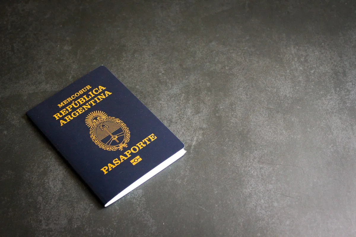 Passaporte e documentos de viagem sobre uma secretária de atendimento consular