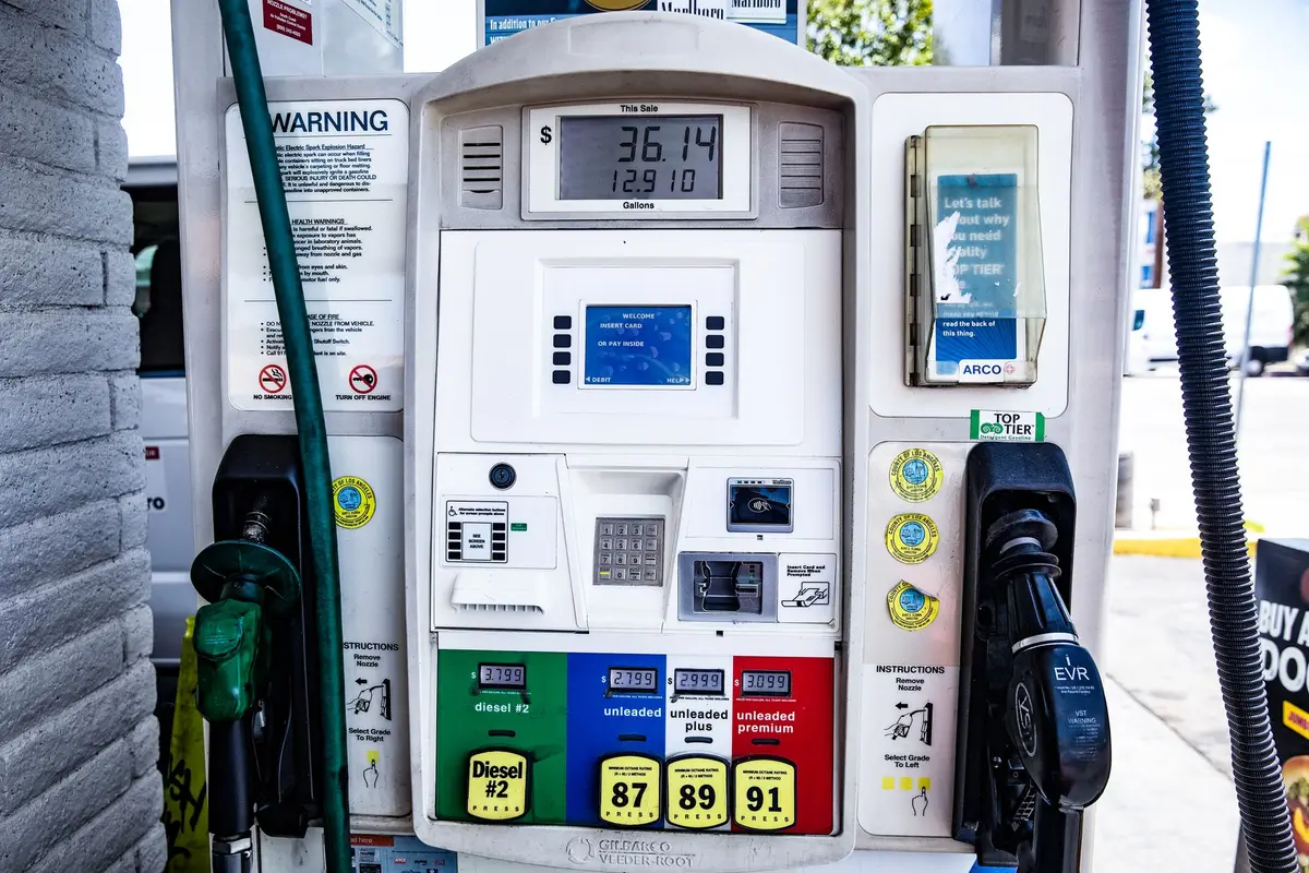 Bomba de gasolina com display de pre&ccedil;os do combust&iacute;vel