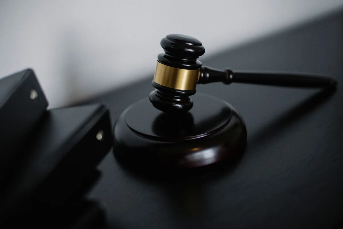 Sala de tribunal histórica com juízes e acusados, simbolizando julgamentos revolucionários