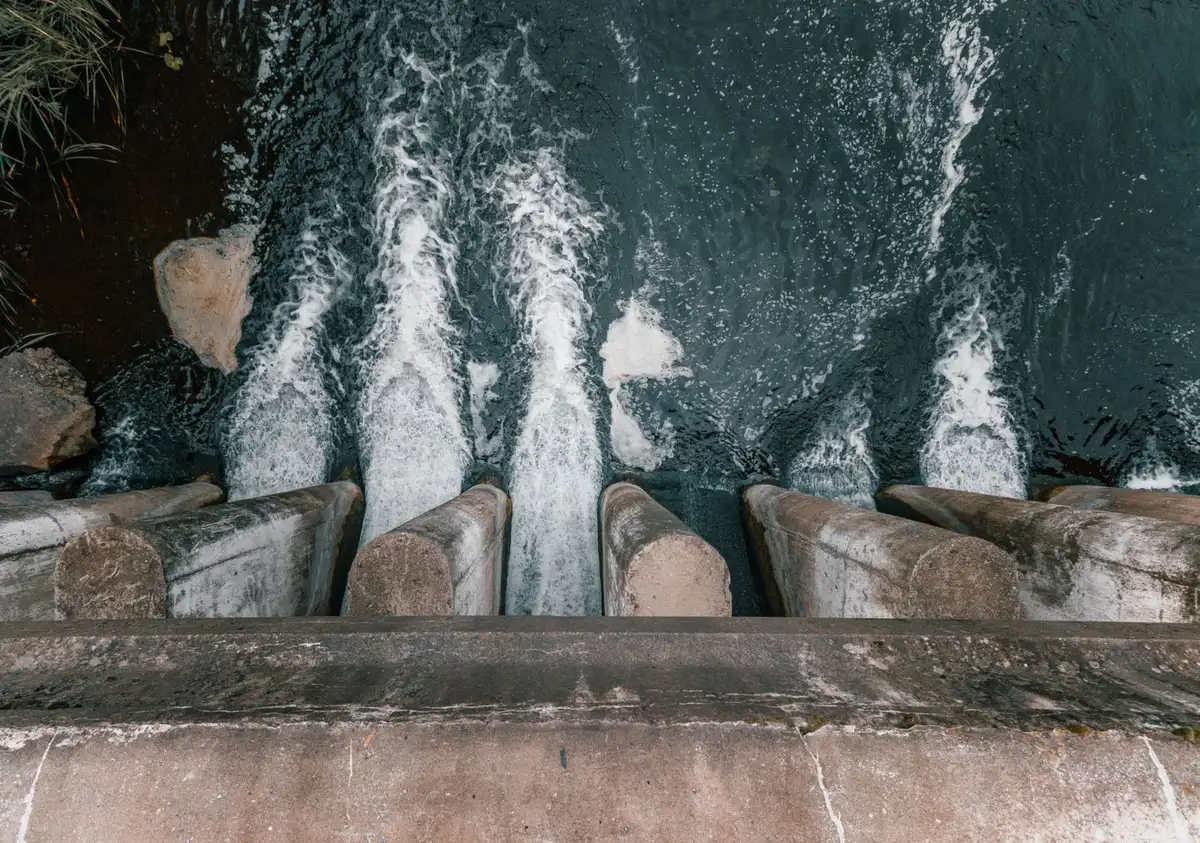 Barragem de energia hidroelétrica com água represada