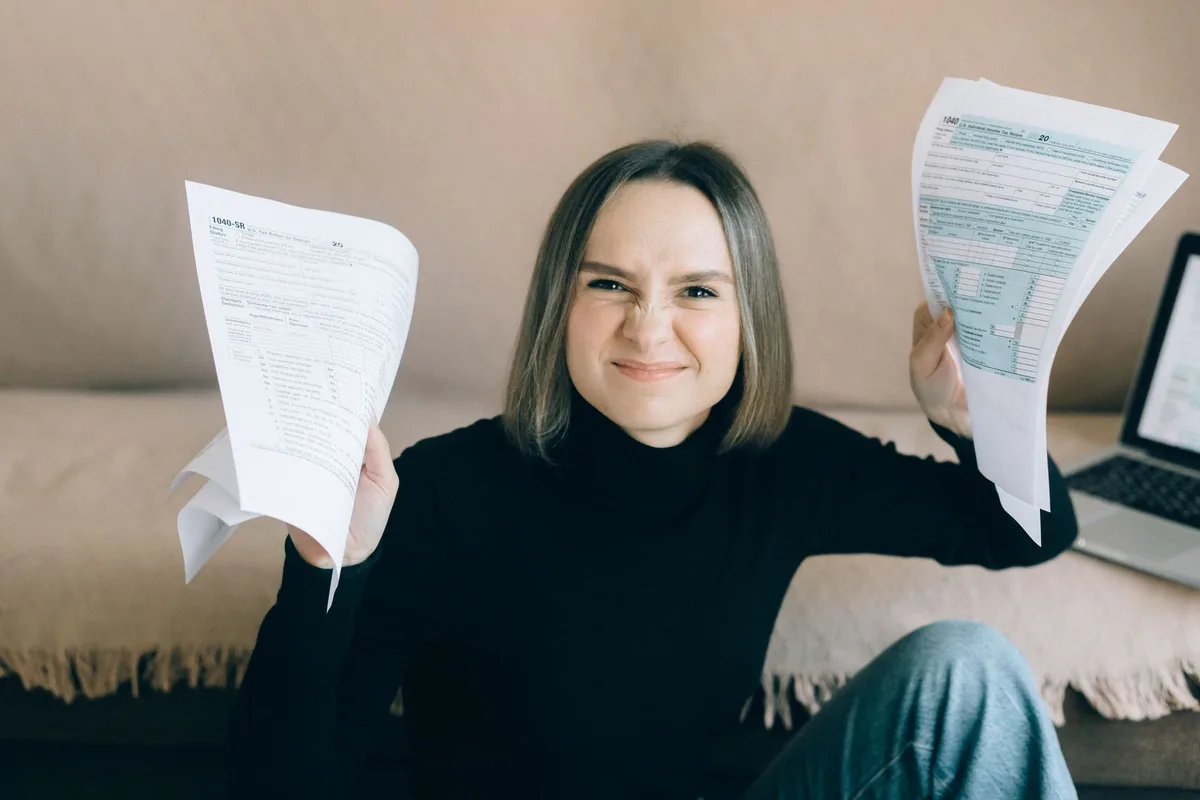 Documentos de auditoria fiscal e notificações financeiras sobre uma secretária