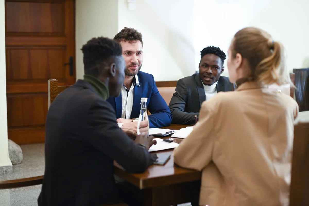 Representantes de associações de proteção animal em reunião de discussão pública