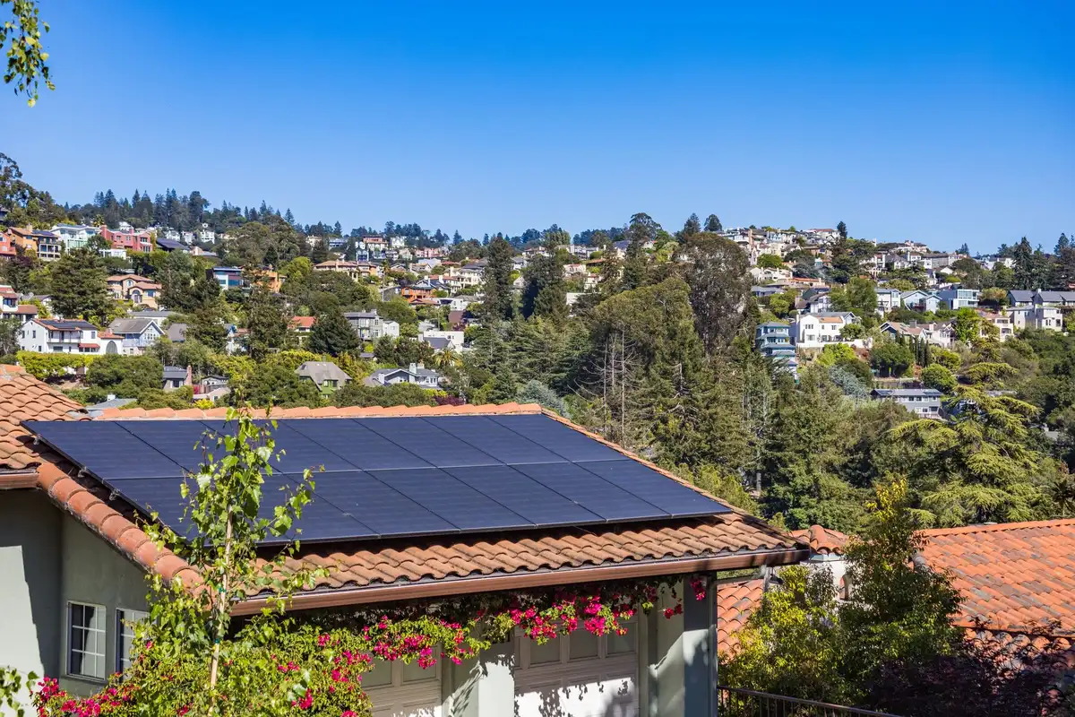 Painéis solares instalados num telhado residencial, exemplificando produção descentralizada de energia