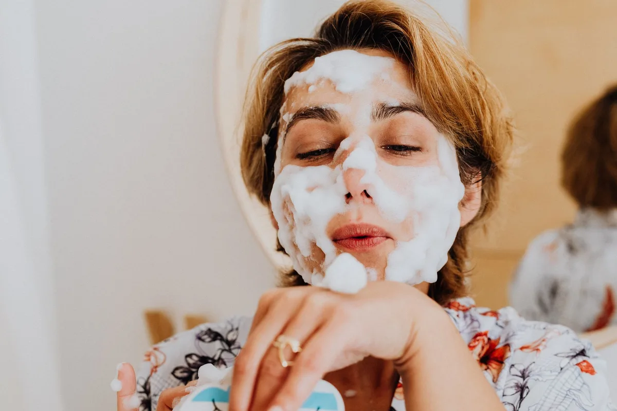 Produtos de limpeza facial em gel e espuma para remover impurezas do rosto