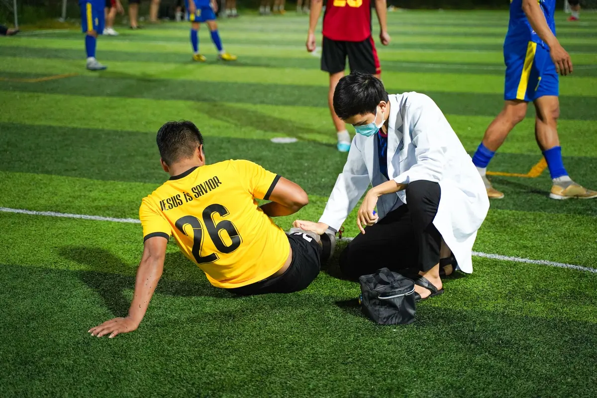 Jogador lesionado sendo assistido pela equipa médica