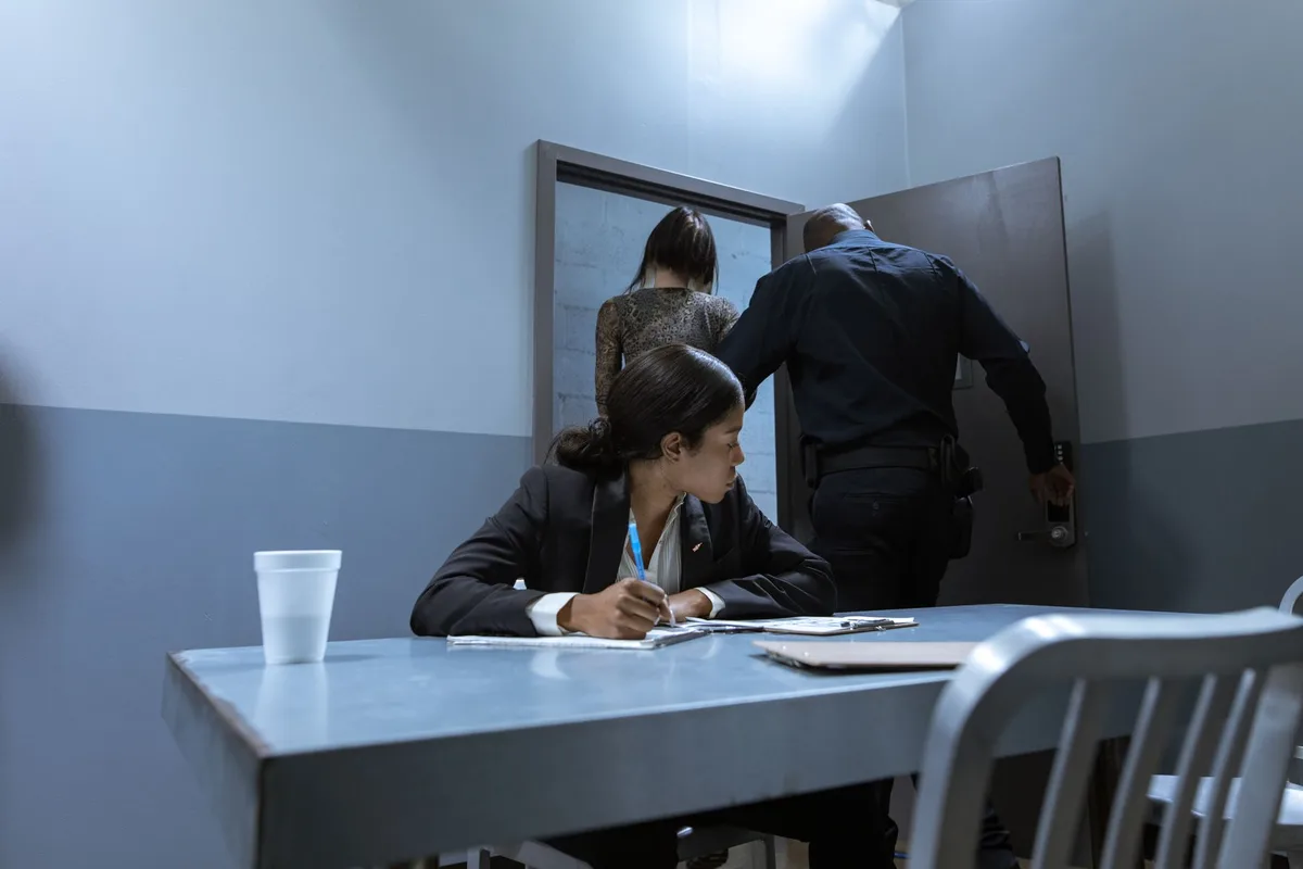 Sala de interrogatório policial onde suspeitos são entrevistados