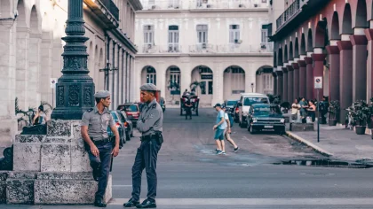 Cena de crime em Lisboa com polícia a assegurar a zona após incidente de disparos