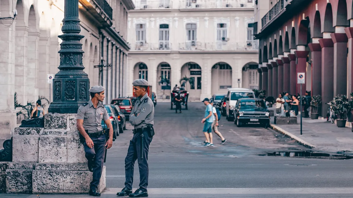 Cena de crime em Lisboa com polícia a assegurar a zona após incidente de disparos