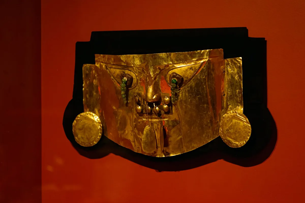Camisa cerimonial ind&iacute;gena em vitrine de museu, representando o artefato central do filme
