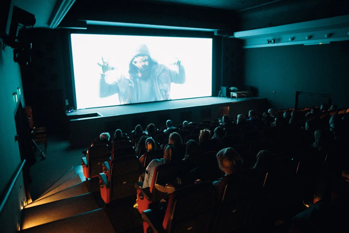 Multidão em evento de cinema com tensão visível entre os presentes