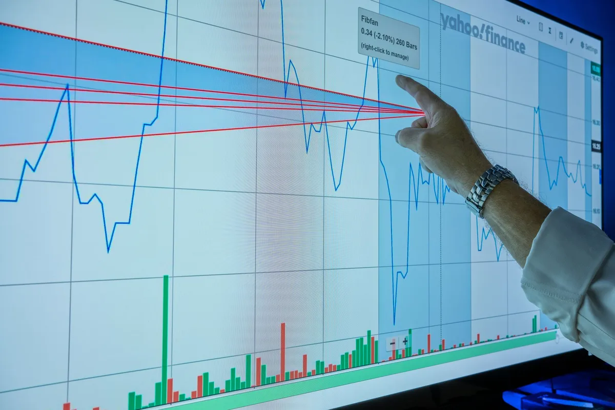 Gr&aacute;ficos de pre&ccedil;os do petr&oacute;leo e g&aacute;s em alta, mostrando volatilidade dos mercados energ&eacute;ticos