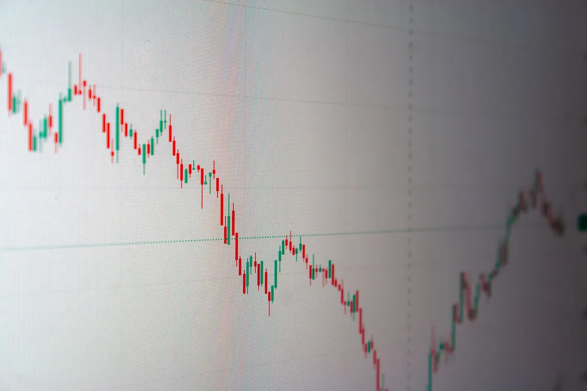 Gráficos de barras comparativos mostrando crescimento de exportações e importações, com importações em destaque