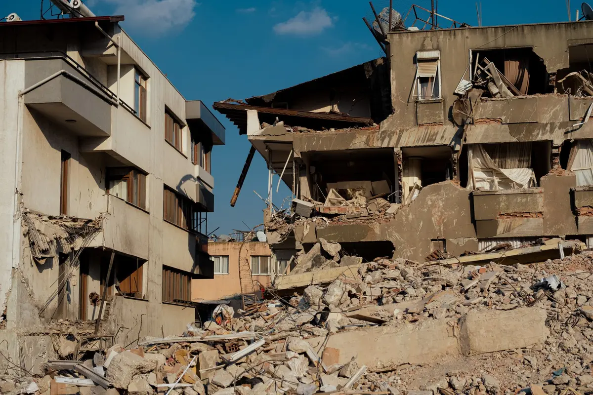Edif&iacute;cios danificados e ru&iacute;nas causadas pelos tremores de magnitude 7,2 e 7,5 na Venezuela