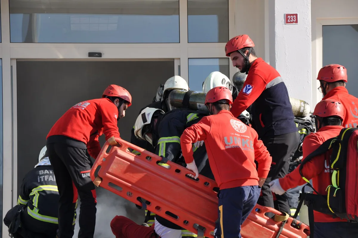 Equipas de resgate internacionais a trabalhar em operações de busca e salvamento